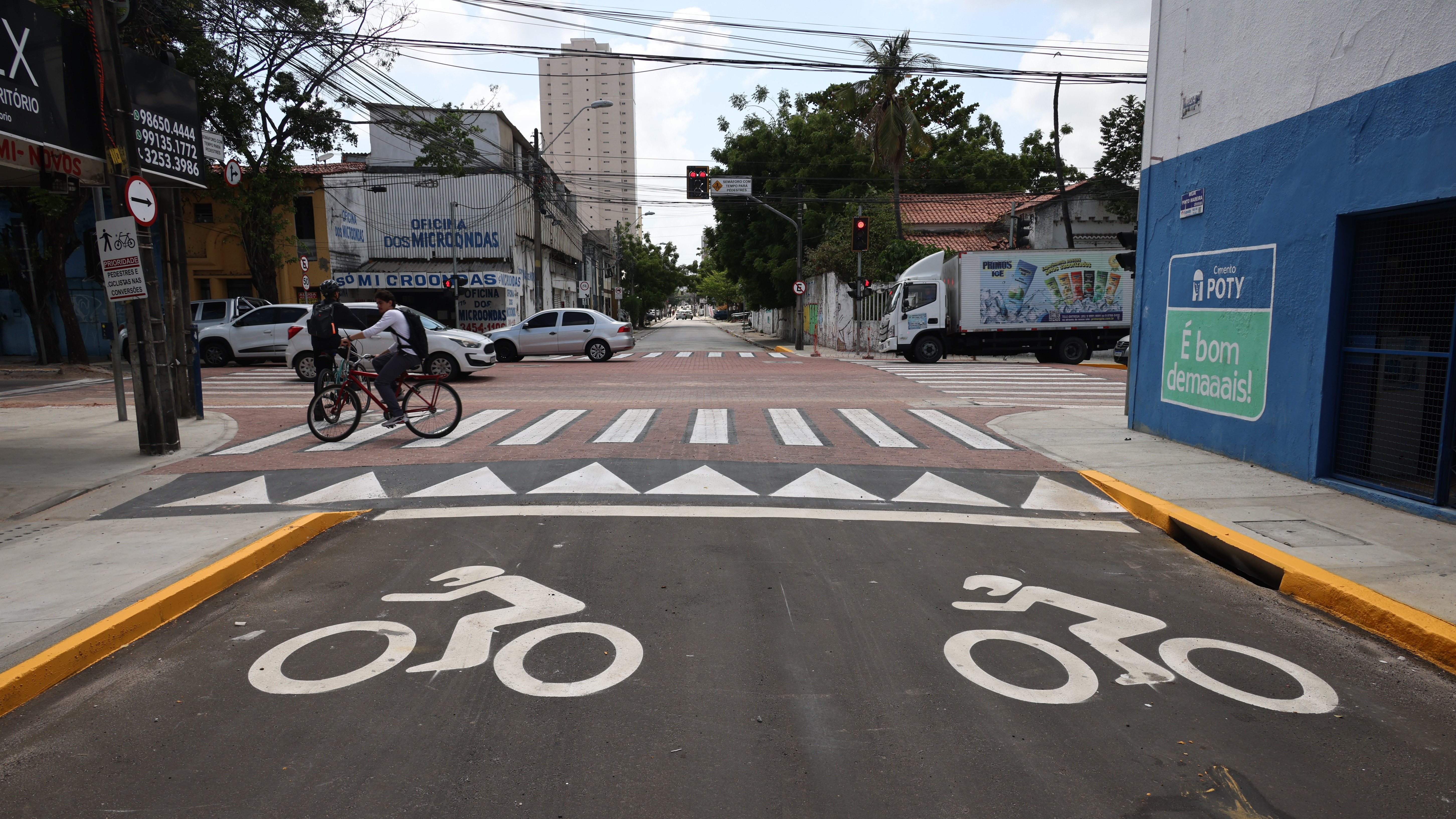 cruzamento da avenida dom manuel com rua pinto madeira, mostrando o novo piso elevado